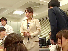【定額】会社でいつでもヤリ放題のエロ職場！エロビッチOLが制服着衣で大量潮吹き…清掃おばさんをイタズラにセクハラ中出し！