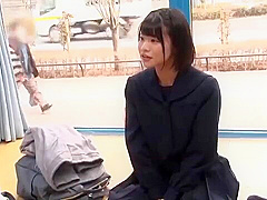 【素人ナンパ】ロリ制服なスレンダー美少女JKがMM号で羞恥な膣内洗浄に挑戦♡友達の隣で失禁＆大量潮吹き…痙攣エビ反り！