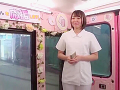 【素人ナンパ】仕事中のデカ尻がエロい美女ナースをMM便に連れ込み！恥じらう姿が可愛い貧乳看護師が巨根デカチンに痙攣絶頂