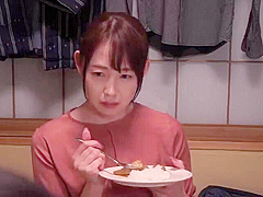 【母子相姦】息子と一緒に大家の家を間借りする未亡人なエロ美熟女母親…息子が覗き穴を覗くと母と大家がセックス中で性欲爆発！